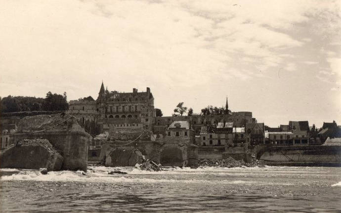 Amboise vers 1940, le pont détruit.