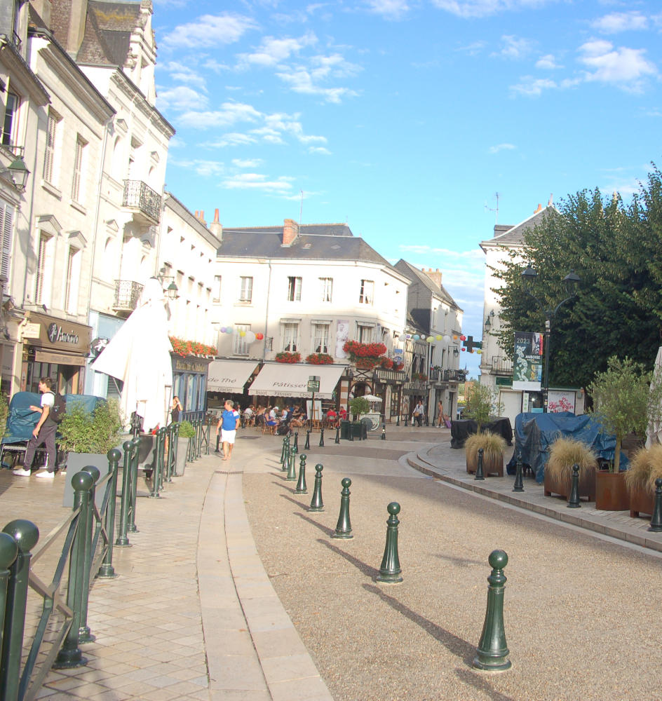 La place Michel Debré à Amboise